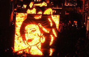 Il volto della cantautrice Amy Winehouse al Festival delle rape