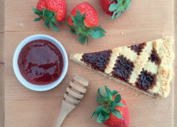 Crostata con marmellata di fragole e rabarbaro