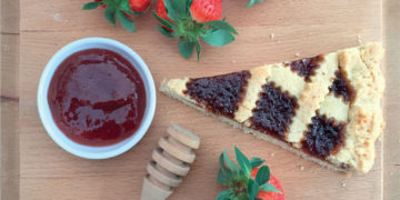 Crostata con marmellata di fragole e rabarbaro