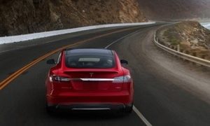 Provare l'auto elettrica Tesla ad Arosa