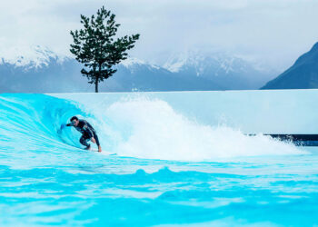 Surfando tra le montagne