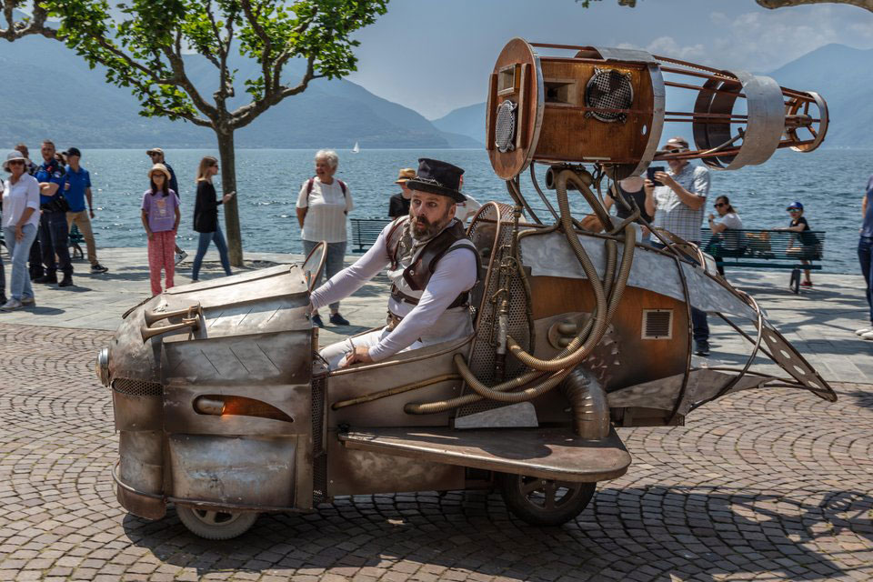 Un artista di strada si esibisce sul lungolago di Ascona