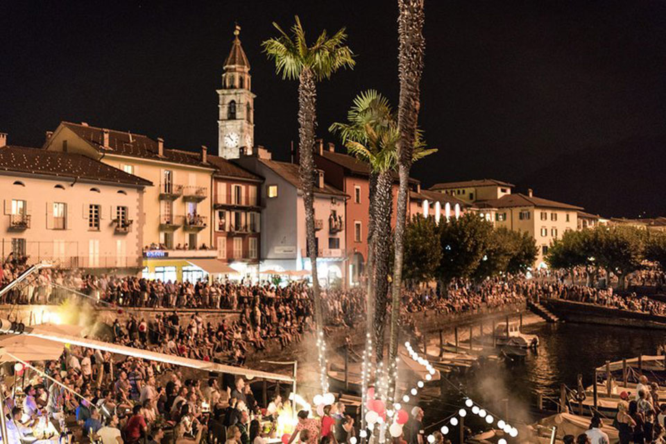 Folla lungo il lungolago di Ascona durante il Festival degli artisti di strada