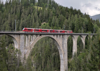 Treno RhB in transito sul viadotto del Wiesen