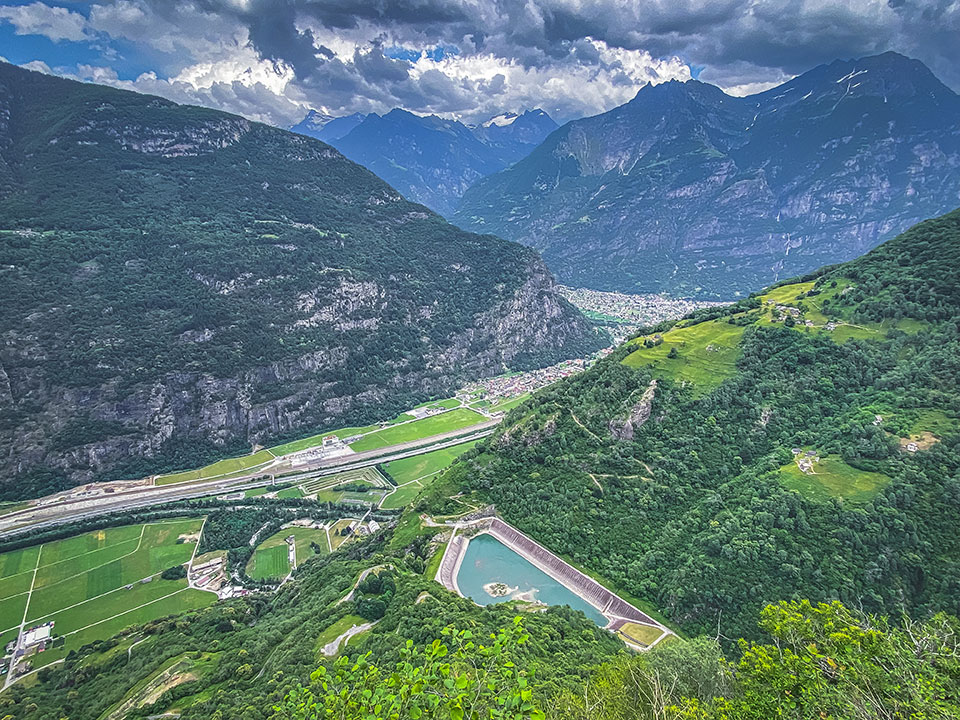 Valle Leventina vista dall'alto con BIasca sullo sfondo