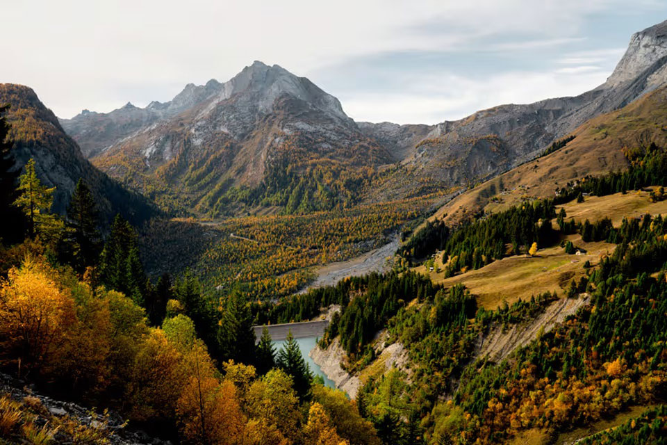 Vista dall'alto del laghetto di Derborence con i boschi e le montagne