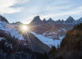 Elm e il Martinsloch: quando il sole torna a illuminare le Alpi svizzere