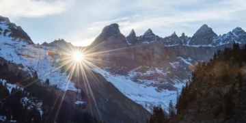 Elm e il Martinsloch: quando il sole torna a illuminare le Alpi svizzere
